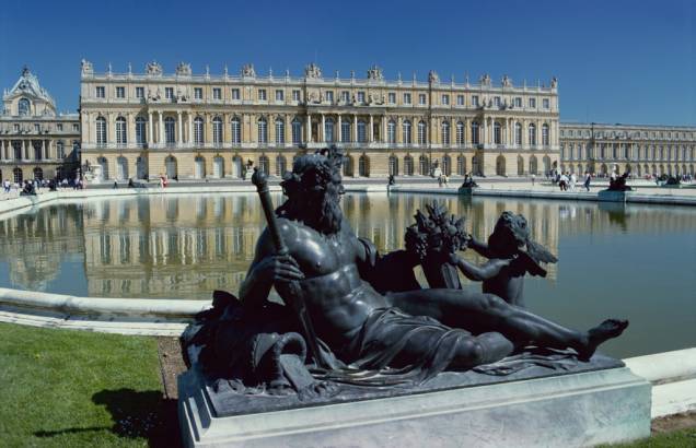 Maior e mais célebre palácio da França, Versalhes é o retrato ao mesmo tempo dos exageros delirantes e do requinte extremo da nobreza que mandou no país durante séculos Maior e mais célebre palácio da França, Versalhes é o retrato ao mesmo tempo dos exageros delirantes e do requinte extremo da nobreza que mandou no país durante séculos