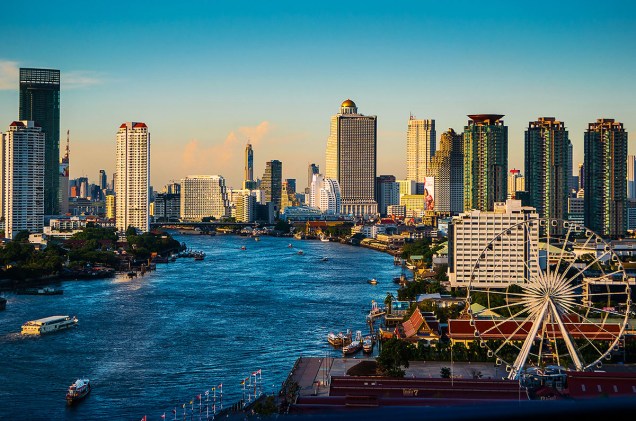 O rio Chao Phraya divide a cidade de Bangcoc ao meio e é um dos cartões-postais da cidade tailandesa