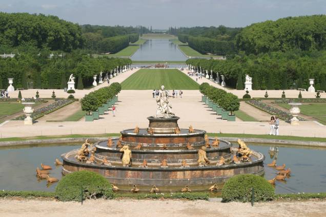Louco por luxo, o Rei Luís XIV contratou o paisagista André Lê Nôtre para criar os imbatíveis jardins do Palácio de Versalhes Louco por luxo, o Rei Luís XIV contratou o paisagista André Lê Nôtre para criar os imbatíveis jardins do Palácio de Versalhes