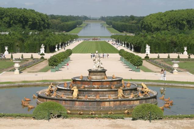 Louco por luxo, o Rei Luís XIV contratou o paisagista André Lê Nôtre para criar os imbatíveis jardins do Palácio de Versalhes