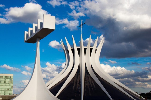 A forma da Catedral de Brasília é bastante peculiar: 16 pilares curvados fecham-se no topo para depois abrirem-se novamente; entre eles, frágeis vitrais decoram e iluminam o interior