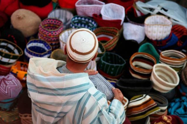Os <em>souqs </em>são milenares mercados árabes onde comerciantes trocam artigos dos mais variados, de tapetes a artigos de cozinha, de vestimentas a alimentos. O mercado de Fez é um dos mais movimentados do Marrocos e é sempre uma boa opção de compras