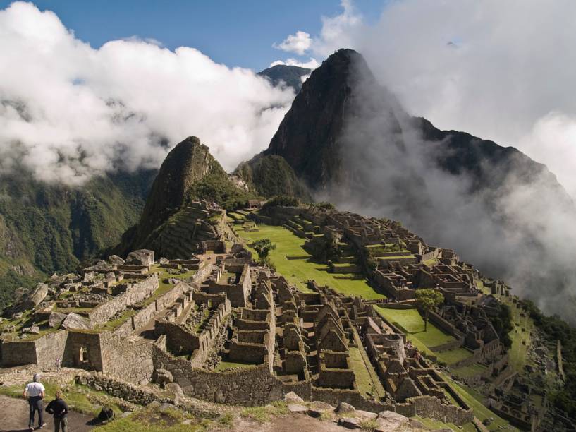 Gêmeos é um signo mutável. A viagem para o geminiano tem que ser algo livre, sem fronteiras, passageira. Por isso, o melhor seria uma road trip ou um mochilão. Um dos lugares mais frequentados por mochileiros de carteirinha é <a href="https://viagemeturismo.abril.com.br/cidades/machu-picchu/" target="_blank" rel="noopener">Machu Picchu</a> que, além de ser uma parada obrigatória na América do Sul, combina ainda mais com esse signo do ar, porque é no alto de uma montanha, cercado de nuvens e uma vista maravilhosa do céu peruano