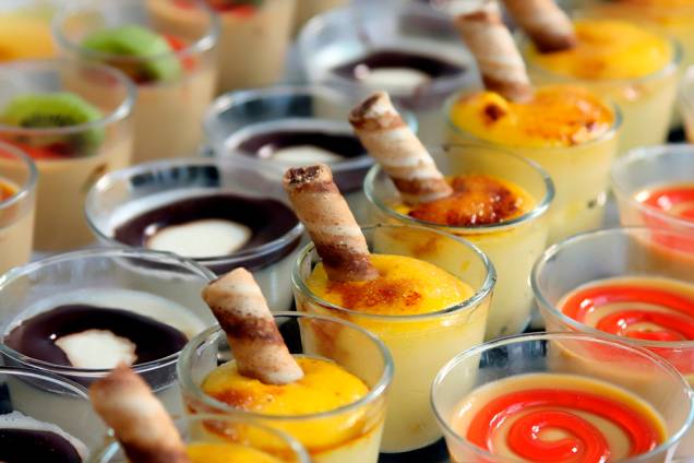 Ovo, leite, chocolate e açúcar, muito açúcar! Os chefs europeus, conhecidos por sua inventividade e rigor, sabiamente deixaram o trabalho de criar doces e sobremesas para um profissional especialista, o chef-patissier. Nem sempre foi assim, já que boa parte dos melhores cremes, manjares e bolos foram desenvolvidos a partir de receitas caseiras, adaptadas do que se comia nas mesas aristocratas. Afinal de contas, açúcar, nem que fosse de beterraba, era um artigo de luxo. Até meados do século 19, somente nobres e abastados tinham fácil acesso a adoçantes. Somente com o início da importação maciça de açúcar das colônias americanas é que os confeitos puderam ser apreciados por um público mais amplo. Popularizaram-se então clássicos como o bolo de chocolate Sacher, os pastéis de nata portugueses, manjares e o crepe suzette. Veja aqui a seleção do viajeaqui com os melhores doces do Velho Continente. Ovo, leite, chocolate e açúcar, muito açúcar! Os chefs europeus, conhecidos por sua inventividade e rigor, sabiamente deixaram o trabalho de criar doces e sobremesas para um profissional especialista, o chef-patissier. Nem sempre foi assim, já que boa parte dos melhores cremes, manjares e bolos foram desenvolvidos a partir de receitas caseiras, adaptadas do que se comia nas mesas aristocratas. Afinal de contas, açúcar, nem que fosse de beterraba, era um artigo de luxo. Até meados do século 19, somente nobres e abastados tinham fácil acesso a adoçantes. Somente com o início da importação maciça de açúcar das colônias americanas é que os confeitos puderam ser apreciados por um público mais amplo. Popularizaram-se então clássicos como o bolo de chocolate Sacher, os pastéis de nata portugueses, manjares e o crepe suzette. Veja aqui a seleção do viajeaqui com os melhores doces do Velho Continente.