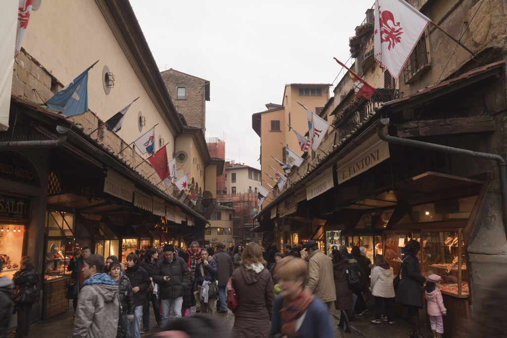 As lojas sobre a Ponte Vecchio são ocupadas, há séculos, por joalheiros e mercadores de arte