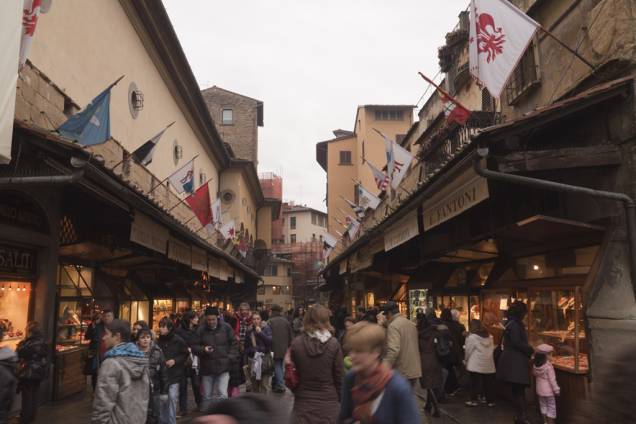 As lojas sobre a <strong>Ponte Vecchio</strong> são ocupadas, há séculos, por joalheiros e mercadores de arte
