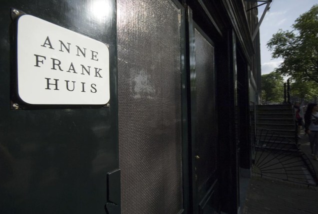 A <a href="https://viajeaqui.abril.com.br/estabelecimentos/holanda-amsterda-atracao-casa-de-anne-frank" rel="casa onde a família de Anne Frank se escondeu dos nazistas" target="_blank">casa onde a família de Anne Frank se escondeu dos nazistas</a>, durante a segunda guerra mundial, é hoje um museu de Amsterdã