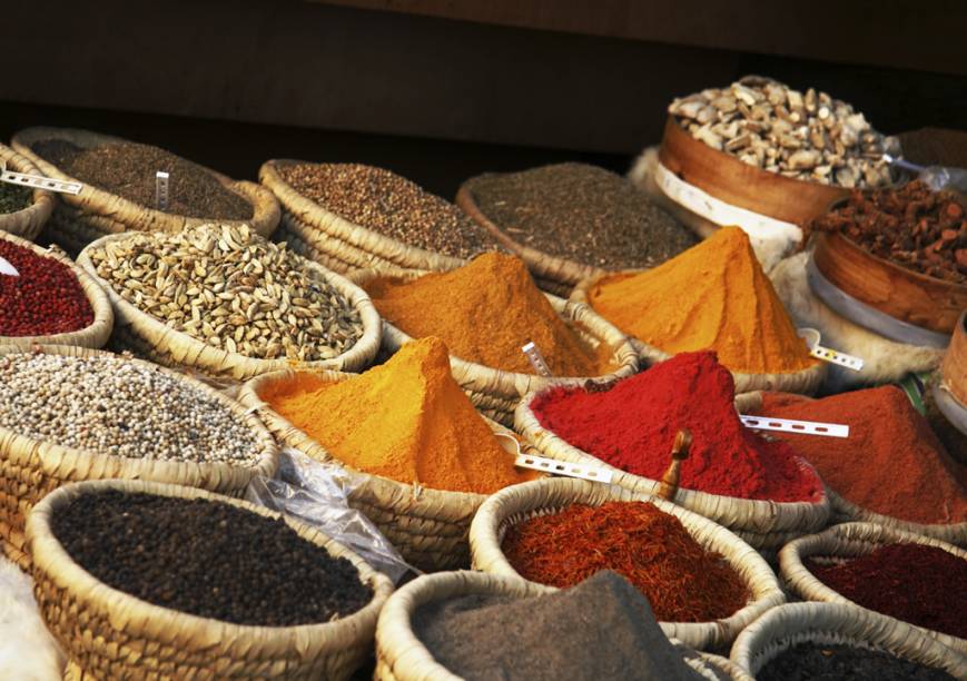 Coloridas e variadas especiarias são uma das marcas registradas dos tradicionais mercados do Egito