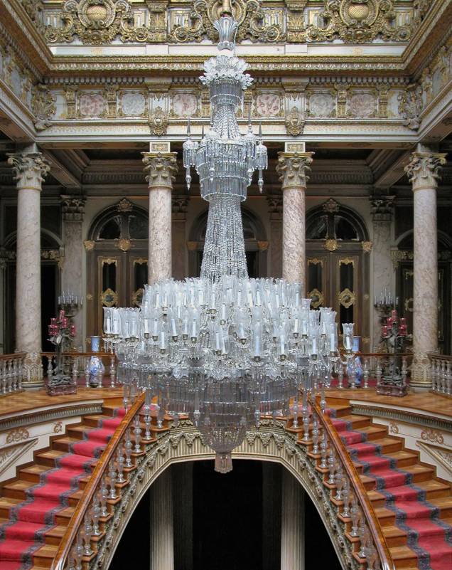 O Palácio de Dolmabahce foi construído no século 19 e utilizado como moradia temporária para o presidente Atatürk, maior herói nacional e responsável pela modernização da Turquia O Palácio de Dolmabahce foi construído no século 19 e utilizado como moradia temporária para o presidente Atatürk, maior herói nacional e responsável pela modernização da Turquia