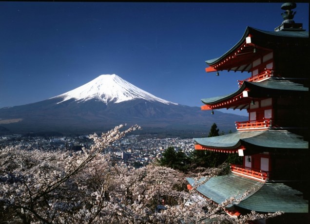 Pagode budista Chureito, na cidade de Fujiyoshida. Ao fundo, o monte Fuji, ponto culminante do Japão