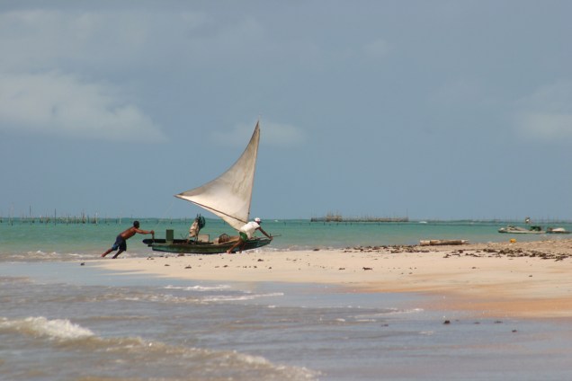 Principal praia da vila dos pescadores, a São Miguel dos Milagres é muito frequentada pelos moradores