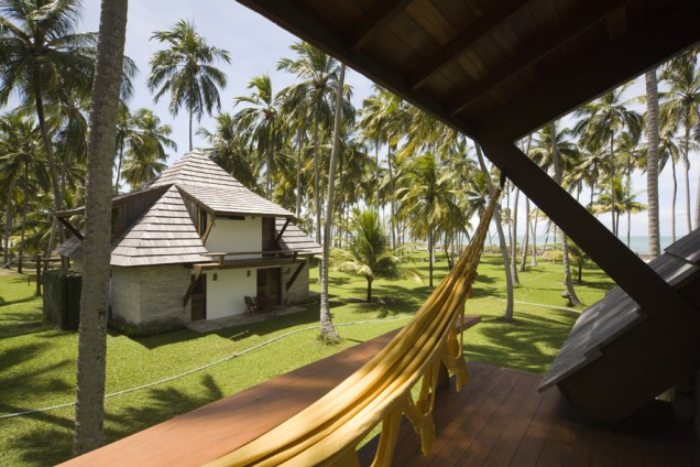 As áreas de descanso e de massagem do Hotel Pontal dos Carneiros Beach Bungalows têm vista para a paradisíaca Praia dos Carneiros