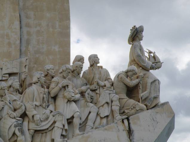 Às margens do Rio Tejo, o monumento Padrão dos Descobrimentos simboliza uma caravela, onde estão navegadores como Pedro Álvares Cabral e Vasco da Gama