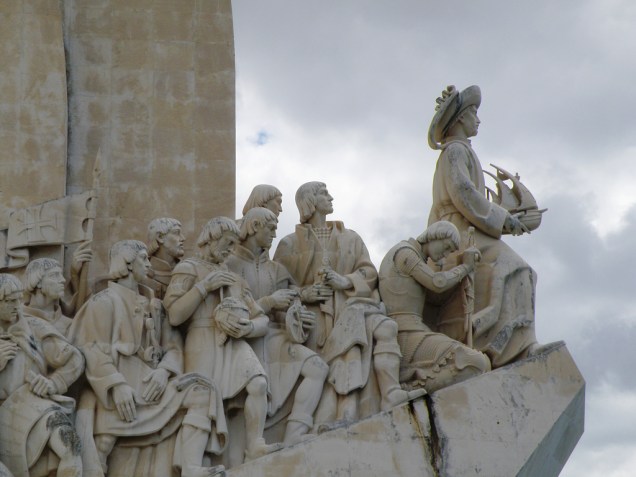 Às margens do Rio Tejo, o monumento Padrão dos Descobrimentos simboliza uma caravela, onde estão navegadores como Pedro Álvares Cabral e Vasco da Gama Às margens do Rio Tejo, o monumento Padrão dos Descobrimentos simboliza uma caravela, onde estão navegadores como Pedro Álvares Cabral e Vasco da Gama