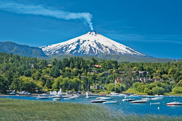 O vulcão Villarica e sua fumarola com o lago homônimo a seus pés, o trademark de Pucón