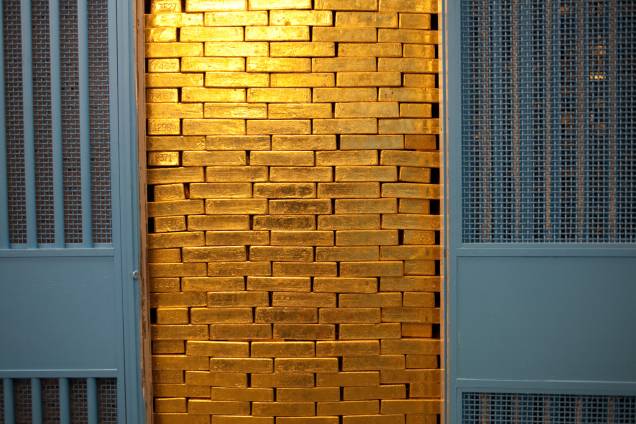 <strong>Visita ao FED </strong> Mesmo quem não é fã de economia vai gostar deste passeio. A sede do Federal Reserve Bank em Nova York (foto acima) guarda o maior depósito de ouro já conhecido (o valor é estimado em mais de US$ 100 bilhões). Os tours, de aproximadamente uma hora, são gratuitos de segunda a sexta. É preciso fazer uma reserva <a href="https://app.newyorkfed.org/tours/challenge.jsp" target="_blank" rel="noopener">pelo site</a> com pelo menos três meses de antecedência <strong>Visita ao FED </strong> Mesmo quem não é fã de economia vai gostar deste passeio. A sede do Federal Reserve Bank em Nova York (foto acima) guarda o maior depósito de ouro já conhecido (o valor é estimado em mais de US$ 100 bilhões). Os tours, de aproximadamente uma hora, são gratuitos de segunda a sexta. É preciso fazer uma reserva <a href="https://app.newyorkfed.org/tours/challenge.jsp" target="_blank" rel="noopener">pelo site</a> com pelo menos três meses de antecedência