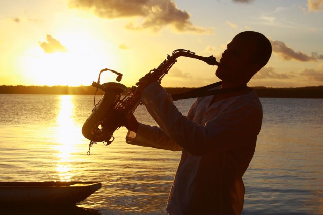 Ouvir um saxofonista tocar o Bolero, de Ravel, durante o pôr do sol é um programa clássico da Praia do Jacaré. O músico aparece em um barco no Rio Paraíba, e o ritual dura 15 minutos