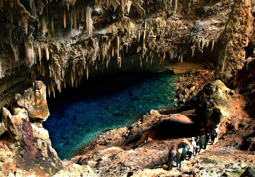 A água cristalina da <strong>Gruta do Lago Azul</strong> impressiona. O local também está cercado por estalactites e estalagmites