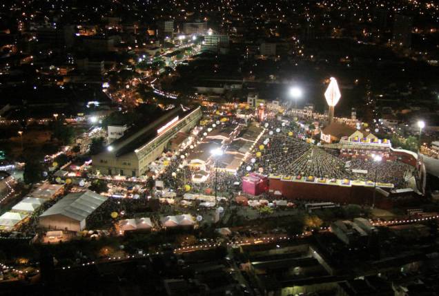 Vista aérea da Festa de São João. Forrós, quadrilhas, e barracas de comida típica lotam o parque de eventos, no Centro, e no Alto do Moura