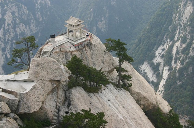 <strong>Caminho da Morte - Monte Huashan (China) </strong> A trilha repleta de subidas totalmente verticais e caminhos perigosos está localizada no Monte Huashan, a 120 quilômetros da cidade Xian, na província de Shaanxi. No final do percurso, está um famoso templo taoísta construído no século 2 a.c. e situado a mais de dois mil metros de altura. No trajeto, de aproximadamente seis quilômetros, os aventureiros encontram longas escadarias, trilhas de madeira, pontes em precipícios e atravessam locais agarrados a correntes <strong>Caminho da Morte - Monte Huashan (China) </strong> A trilha repleta de subidas totalmente verticais e caminhos perigosos está localizada no Monte Huashan, a 120 quilômetros da cidade Xian, na província de Shaanxi. No final do percurso, está um famoso templo taoísta construído no século 2 a.c. e situado a mais de dois mil metros de altura. No trajeto, de aproximadamente seis quilômetros, os aventureiros encontram longas escadarias, trilhas de madeira, pontes em precipícios e atravessam locais agarrados a correntes
