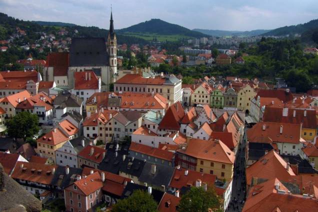 O casario muito bem preservado e o enorme castelo fazem de Cesky Krumlov uma atração que atrai hordas de turistas todo o verão O casario muito bem preservado e o enorme castelo fazem de Cesky Krumlov uma atração que atrai hordas de turistas todo o verão