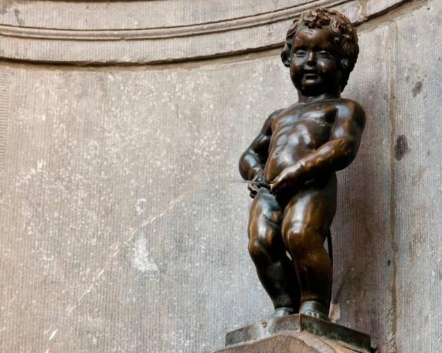 Junto com a Grand Place e o Atomium, uma singela estátua de um menino fazendo xixi é um dos ícones de Bruxelas. O Manneken Pis é símbolo da irreverência belga e um de seus monumentos mais queridos desde o século 17