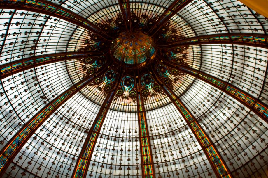 Cúpula das Galeries Lafayette, uma das mais tradicionais lojas de departamentos de Paris Cúpula das Galeries Lafayette, uma das mais tradicionais lojas de departamentos de Paris