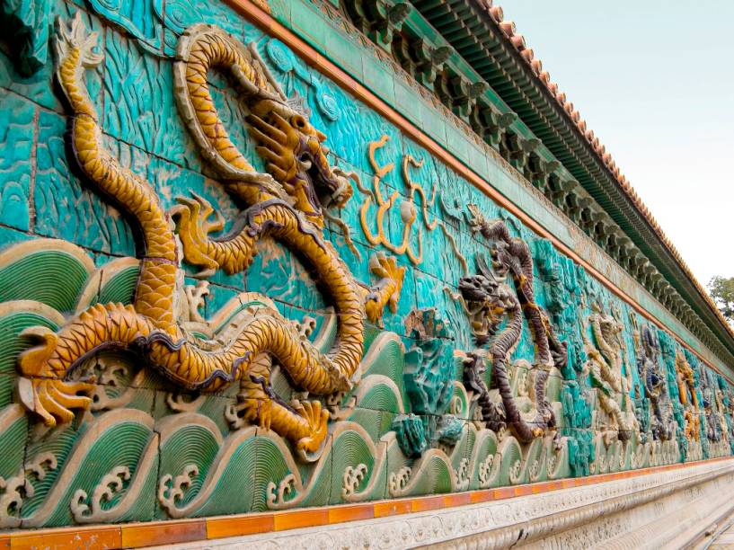 O muro dos Nove Dragões, na <a href="https://viajeaqui.abril.com.br/estabelecimentos/china-pequim-beijing-atracao-cidade-proibida" rel="Cidade Proibida" target="_blank">Cidade Proibida</a> de <a href="https://viajeaqui.abril.com.br/cidades/china-pequim-beijing" rel="Pequim" target="_blank">Pequim</a>, fica junto ao palácio da Tranquila Longevidade, tendo sido construído no século 18