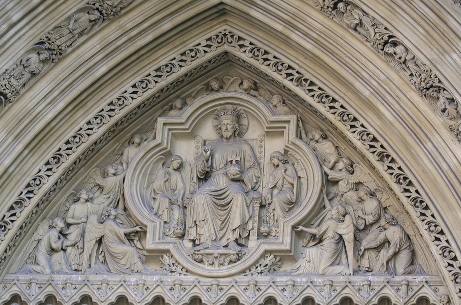 Porta principal da Abadia de Westminster; partes do complexo estão abertas ao público gratuitamente, como o claustro e o jardim de 900 anos. Recitais de órgão ocorrem aos domingos, às 17h45. Com duração de meia hora, o evento é gratuito.