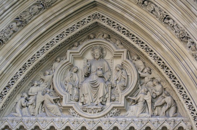 Porta principal da Abadia de Westminster; partes do complexo estão abertas ao público gratuitamente, como o claustro e o jardim de 900 anos. Recitais de órgão ocorrem aos domingos, às 17h45. Com duração de meia hora, o evento é gratuito.