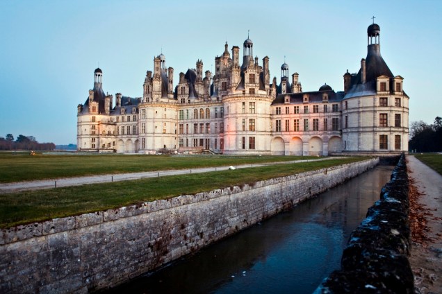 O château du Chambord, antigo pavilhão de caça transformado em um dos mais espetaculares castelos do vale do Loire por Francisco I, é uma das grandes atrações da região. A grande escadaria central e o quarto do rei, ricamente decorado em veludo, são dois dois dos maiores destaques do château
