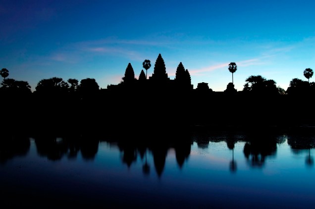O complexo de Angkor Wat entrou em declínio e posterior total abandono por volta do século 16, sendo redescoberto por arqueológos no século 20. Trabalhos de restauração e remoção de vegetação ocorrem ainda