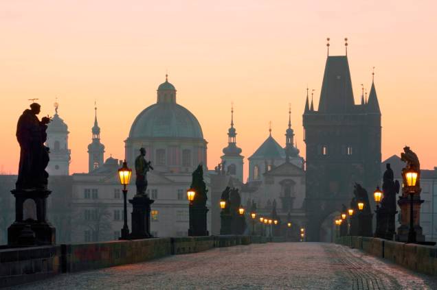 Karluv Most, a bela Ponte Carlos que une os bairros de Mala Strana e Stare Mesto, em Praga Karluv Most, a bela Ponte Carlos que une os bairros de Mala Strana e Stare Mesto, em Praga