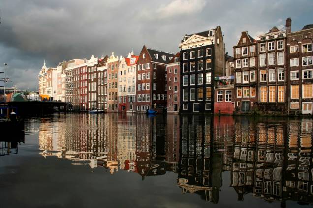 Amsterdã é construída sobre um fundo instável, repleto de lodo. Com o tempo, boa parte de suas casas começaram a sair do prumo