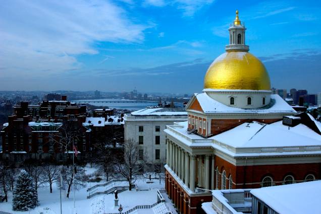 Duas das instituições mais bem posicionadas mundialmente estão localizadas nas proximidades de <a href="https://viajeaqui.abril.com.br/cidades/estados-unidos-boston" rel="Boston" target="_blank"><strong>Boston</strong></a>: a Universidade de Harvard e o MIT (Massachusetts Institute of Technology). Além disso, a Universidade de Boston que figura nos tradicionais rankings entre as top 100.<br /><br />A qualidade de vida da metrópole e a reputação das universidades pelos empregadores tiveram 89 e 83 pontos, respectivamente. A única desvantagem é o elevado custo das mensalidades das universidades.<br /><br />(Na foto, o State House, em Boston, sede do governo de Massachusetts) Duas das instituições mais bem posicionadas mundialmente estão localizadas nas proximidades de <a href="https://viajeaqui.abril.com.br/cidades/estados-unidos-boston" rel="Boston" target="_blank"><strong>Boston</strong></a>: a Universidade de Harvard e o MIT (Massachusetts Institute of Technology). Além disso, a Universidade de Boston que figura nos tradicionais rankings entre as top 100.<br /><br />A qualidade de vida da metrópole e a reputação das universidades pelos empregadores tiveram 89 e 83 pontos, respectivamente. A única desvantagem é o elevado custo das mensalidades das universidades.<br /><br />(Na foto, o State House, em Boston, sede do governo de Massachusetts)