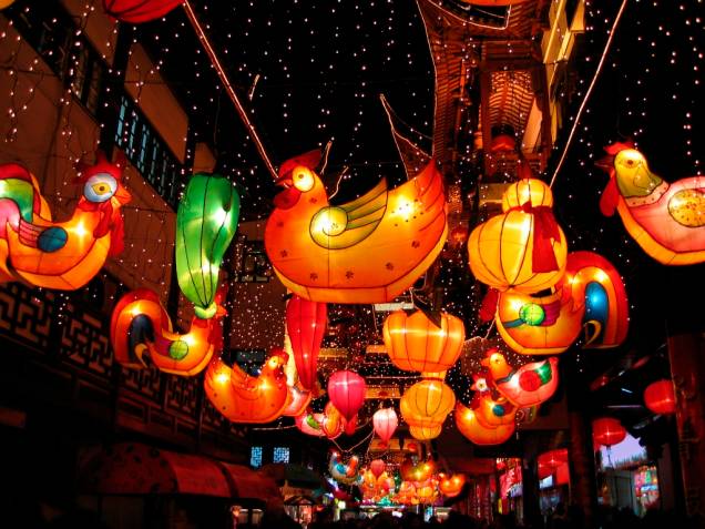 O zodiaco chinês é formado por doze signos simbolizando animais, um para cada ciclo lunar anual. A partir do dia 23 de janeiro de 2012 estaremos no Ano do Dragão, e o período seguinte será dominado pela Cobra. Depois virá o Cavalo e assim sucessivamente. Aqui vemos lanternas comemorando a entrada do ano do galo. O zodiaco chinês é formado por doze signos simbolizando animais, um para cada ciclo lunar anual. A partir do dia 23 de janeiro de 2012 estaremos no Ano do Dragão, e o período seguinte será dominado pela Cobra. Depois virá o Cavalo e assim sucessivamente. Aqui vemos lanternas comemorando a entrada do ano do galo.
