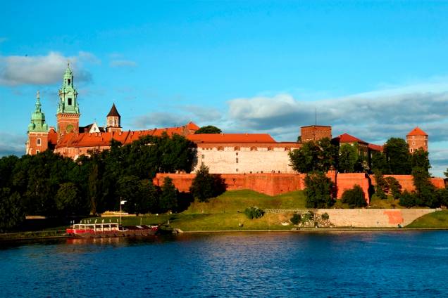 Vista geral do castelo Wawel. A colina onde se situa é ocupada desde tempos imemoriais, sendo que algumas estruturas ainda existentes datam do século 14. Dois grandes destaques são os apartamentos reais e a catedral Vista geral do castelo Wawel. A colina onde se situa é ocupada desde tempos imemoriais, sendo que algumas estruturas ainda existentes datam do século 14. Dois grandes destaques são os apartamentos reais e a catedral