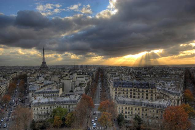 Vista da Paris com a Torre Eiffel à esquerda