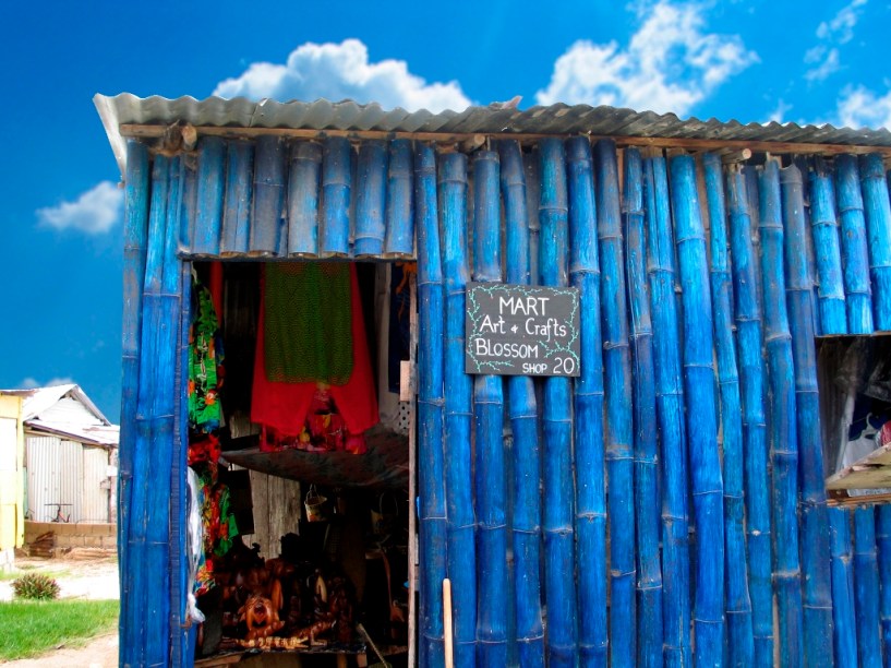 Simpáticas e coloridas casinhas de bambu são parte da paisagem jamaicana. Vendendo uma vasta variedade de artigos, de snorkels a CDs de reggae, de gorros rasta a um delicioso jerk chicken, é sempre uma uma diversão bater um papo com o atendente