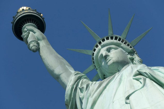 A Estátua da Liberdade é o principal símbolo da cidade de Nova York. Inaugurado em outubro de 1886, o monumento celebra a independência dos Estados Unidos 