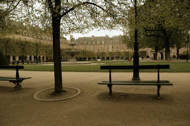 Os calmos jardins da Place des Vosges hoje são perfeitos para passear, mas já foram palco de duelos de espada e torneios de cavaleiros