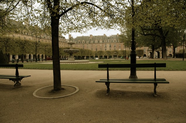 Os calmos jardins da Place des Vosges hoje são perfeitos para passear, mas já foram palco de duelos de espada e torneios de cavaleiros Os calmos jardins da Place des Vosges hoje são perfeitos para passear, mas já foram palco de duelos de espada e torneios de cavaleiros