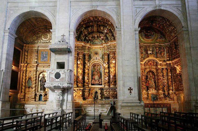 O interior da igreja é ricamente decorado com entalhes dourados, colunas renascentistas e anjos barrocos