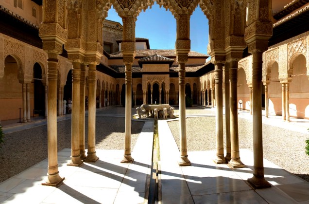 O Pátio dos Leões, no Alhambra, é provavelmente sua área mais emblemática, com sua elegante beleza moldada em materiais pouco nobres, mas de sutil apuro técnico. Ao centro, a fonte dos leões