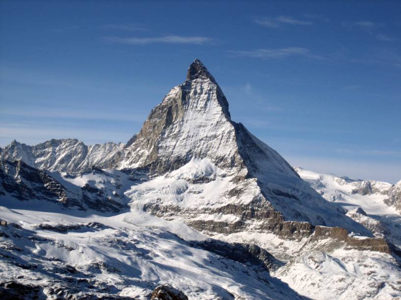 Com 4.478 metros e formato de pirâmide, o Matterhorn (ou Monte Cervino, para os italianos), é o pico mais famoso dos Alpes, que se estende por regiões da Suíça e Itália. Suas quatro faces se alinham perfeitamente com os pontos cardeais Com 4.478 metros e formato de pirâmide, o Matterhorn (ou Monte Cervino, para os italianos), é o pico mais famoso dos Alpes, que se estende por regiões da Suíça e Itália. Suas quatro faces se alinham perfeitamente com os pontos cardeais