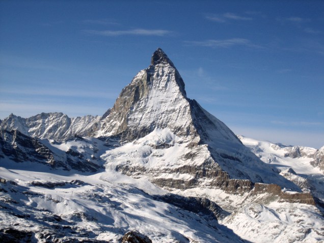 Com 4.478 metros e formato de pirâmide, o Matterhorn (ou Monte Cervino, para os italianos), é o pico mais famoso dos Alpes, que se estende por regiões da Suíça e Itália. Suas quatro faces se alinham perfeitamente com os pontos cardeais