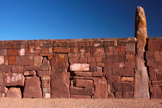 Detalhe dos muros que cercam o pátio do templo Kalasasaya, em Tiwanaku, importante sítio arqueológico de uma cultura pré-incaica que floresceu no primeiro milênio de nossa era. As ruínas localizam-se a meio caminho entre La Paz e o lago Titicaca