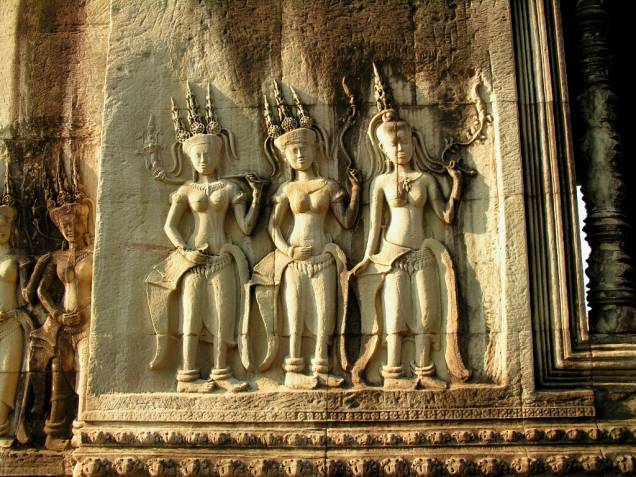 Os baixo-relevos de Angkor apresentam um apuro estético sem paralelo na Ásia oriental, comparado a trabalhos clássicos europeus. As múltiplas decorações possuem motivos tanto budistas como hindus, como passagens de épicos como o Mahabarata e o Ramayana