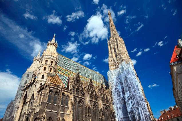 O telhado multicolorido e o grande campanário fazem da Catedral de Santo Estevão um dos principais ícones de Viena. Palco de fatos marcantes da história do império áustro-húngaro, o Stephansdom ainda guarda criptas e tumbas de figuras ilustres do país