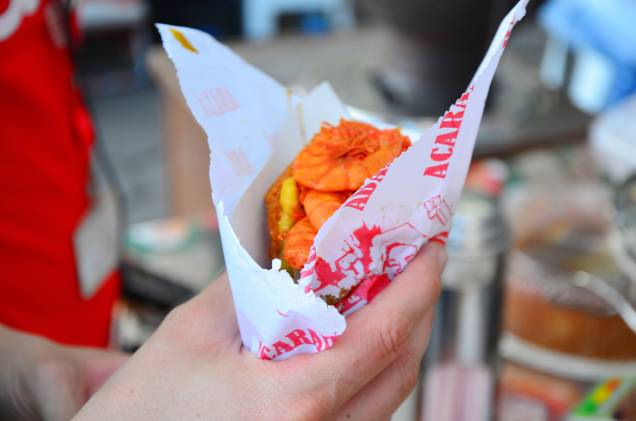 Mais celebrada comida de rua da cidade, o acarajé é um bolinho de massa de feijão-fradinho frito no dendê com recheio de camarão, vatapá e, se você quiser, muita pimenta